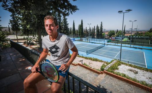 El tenista se siente orgulloso de representar a Granada en Tokio. Aquí posa en las pistas del Serrallo. 