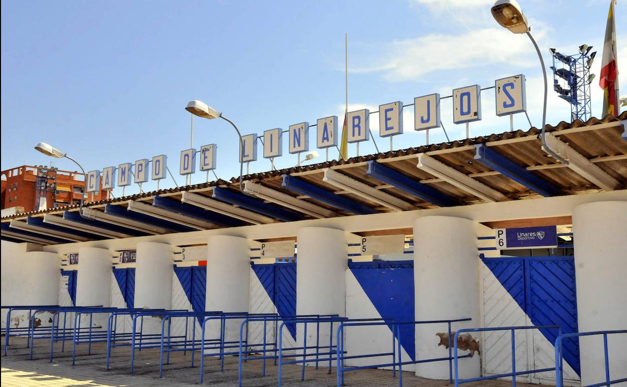 Puertas del acceso principal al Estadio Municipal de Linarejos. 