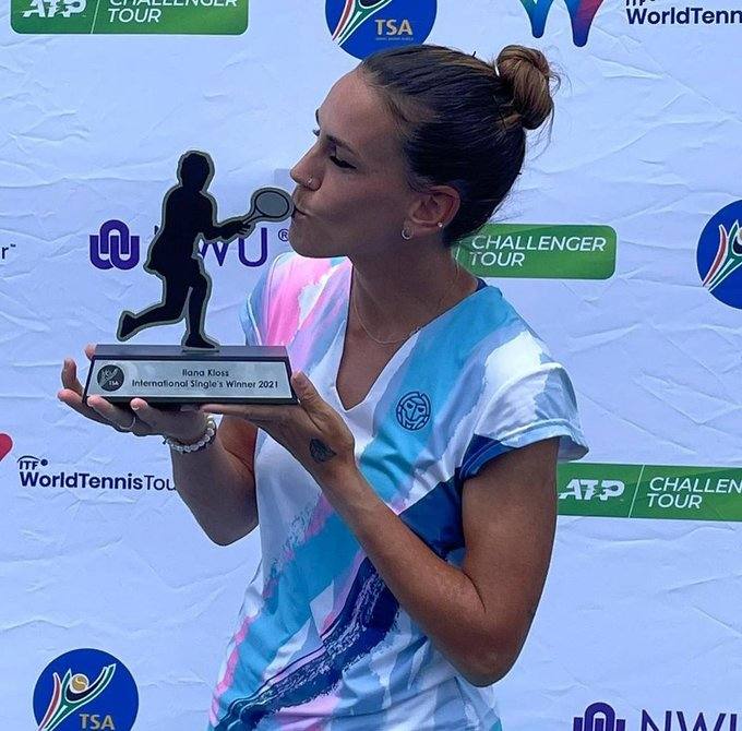 Nuria Párrizas besa uno de los trofeos conquistados este año. 