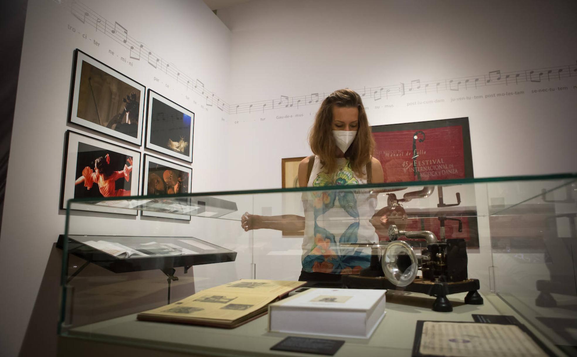 La exposición, que muestra parte de los elementos en vitrinas, se puede ver en el Hospital Real. 