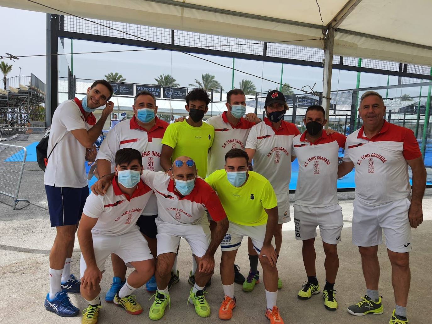 Grupo de jugadores de la Real Sociedad de Tenis de Granada. 
