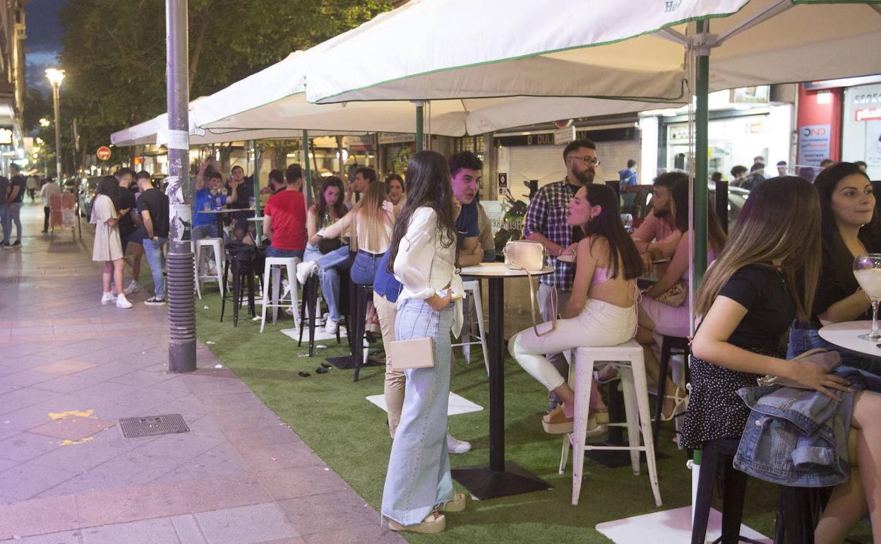 Ambiente en las calles de Granada en el primer día de fin del estado de alarma. 