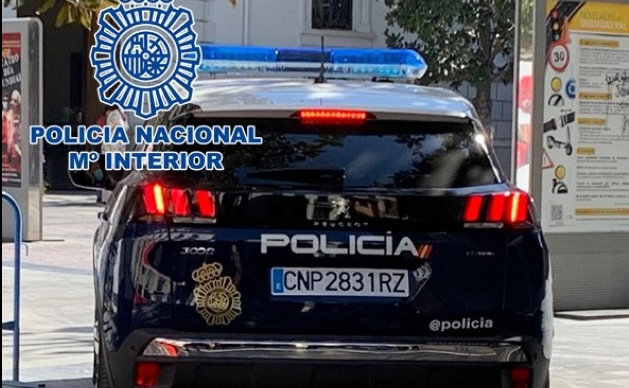 Foto de archivo de un coche patrulla en el centro de Granada.