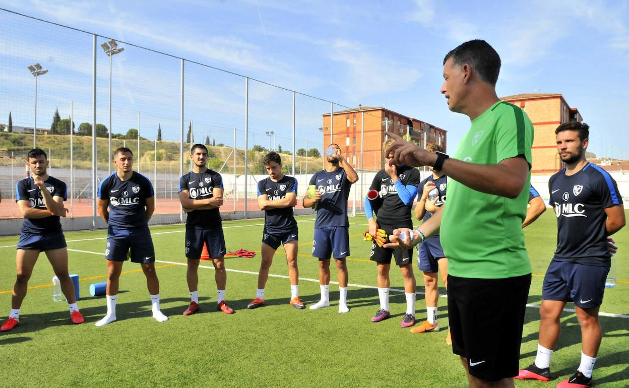 El entrenador Alejandro Sandroni se dirige a los jugadores en el primer entrenamiento de la nueva temporada del Linares. 