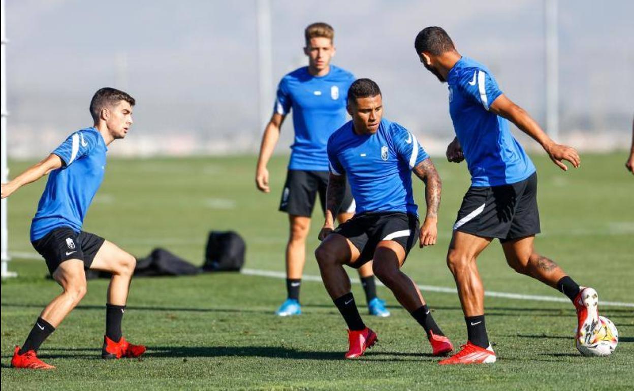 Los futbolistas del Granada realizan un rondo en un entrenamiento. 