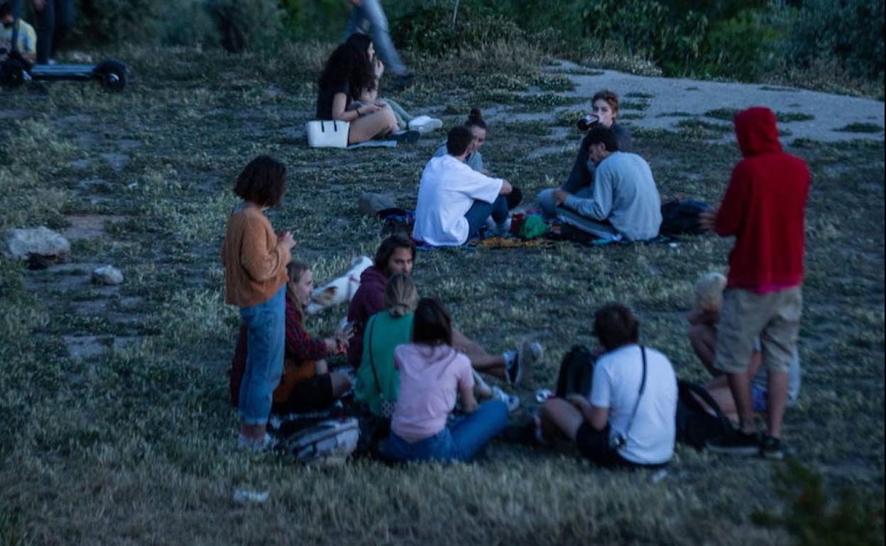 Unos jóvenes hacen botellón en el entorno de uno de los miradores de la capital granadina. 
