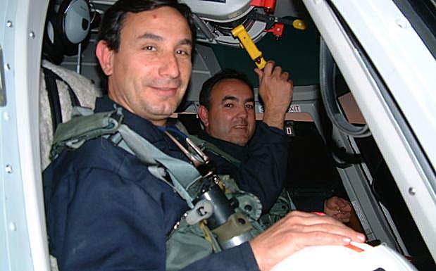 Iborra, junto a su compañero Javier Cuenca, que lo define como su maestro en el grupo de observadores aéreos 