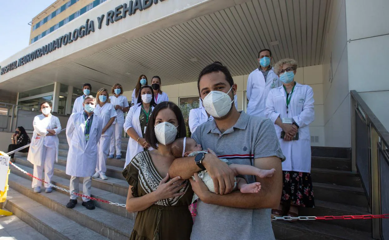 Patricia e Ismael sostienen a Zahara junto al equipo médico que ayudó a que esta madre pudiese recuperarse junto a su bebé.