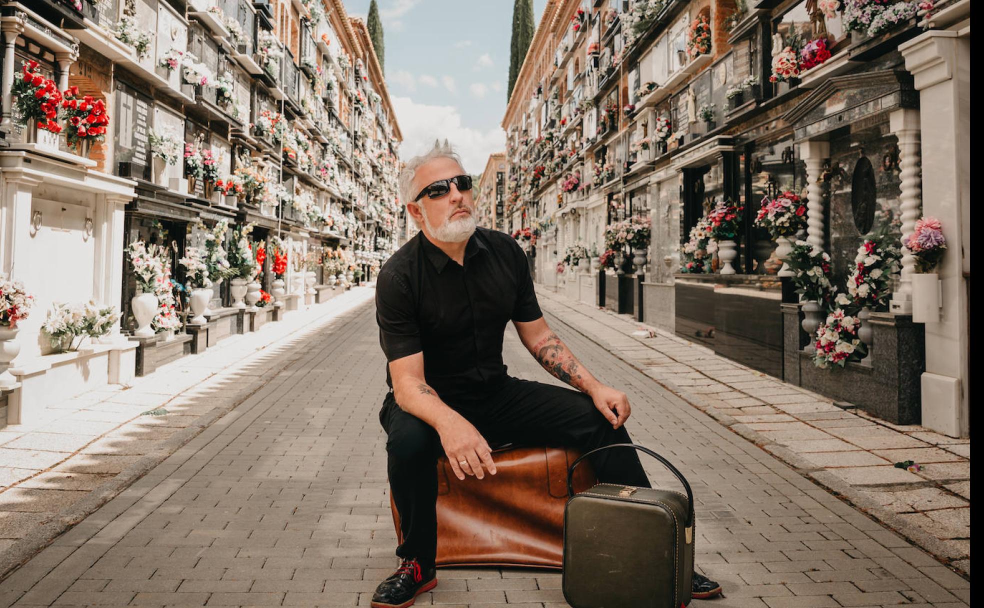 Eric Jiménez posa en el cementerio, un lugar que le resulta inspirador.