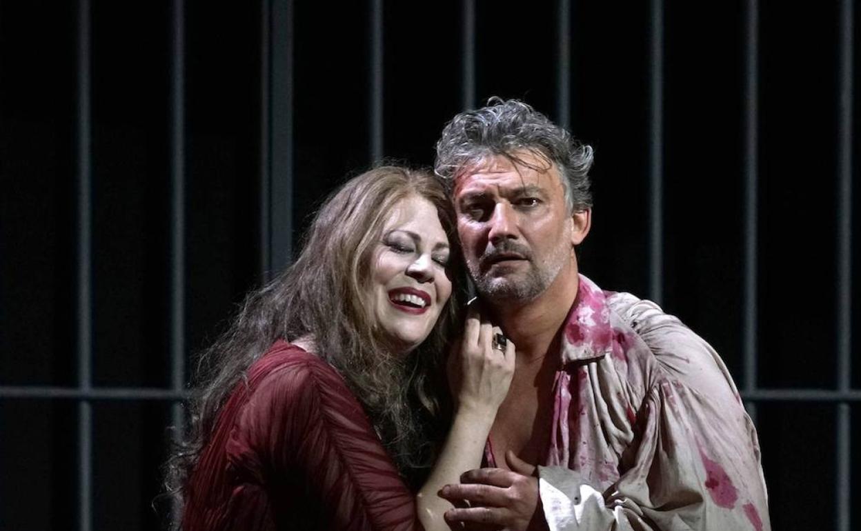 La soprano Sondra Radvanovsky y el tenor Jonas Kaufmann, durante su actuación en 'Tosca'. 