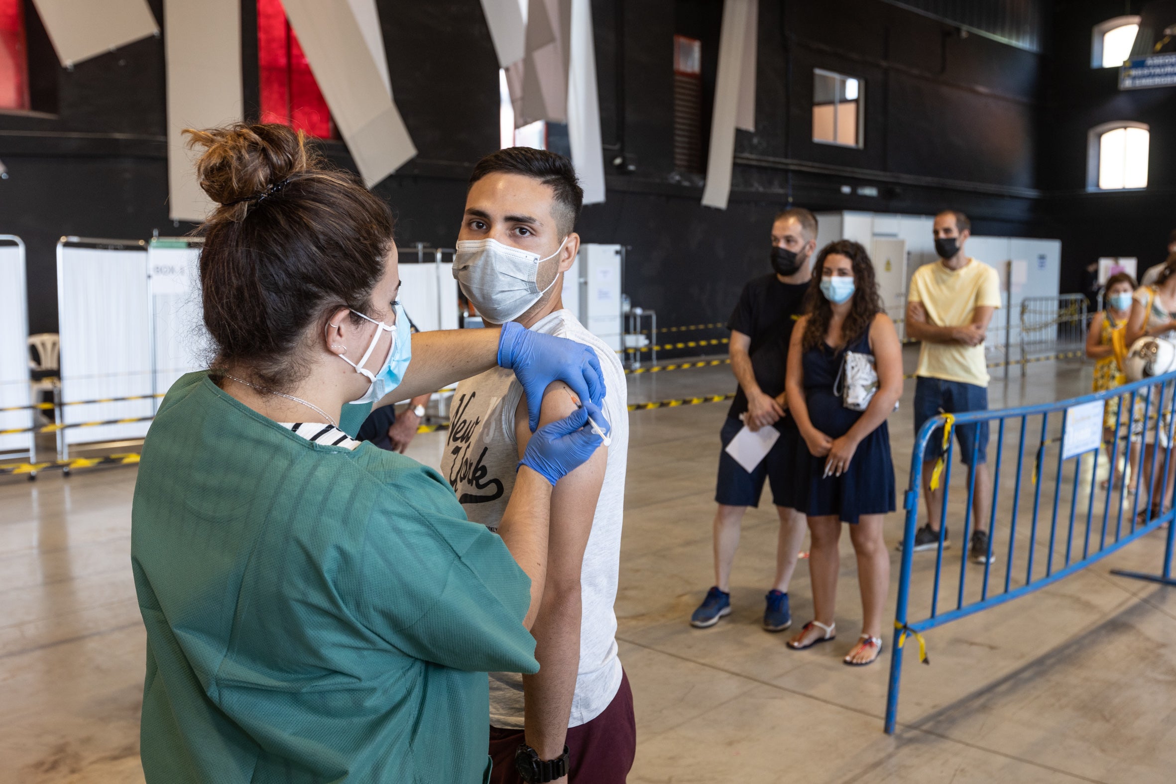 La vacunación avanza en Granada por nuevos grupos de edad