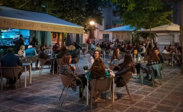 ¿Cuántas personas se pueden sentar en las mesas de los bares en mi localidad en Andalucía?