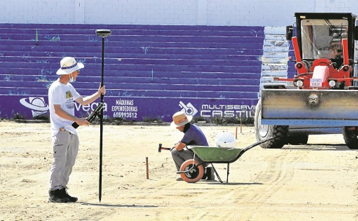 Operarios trabajando estos días sobre lo que antes era el césped de Linarejos.