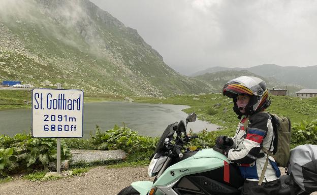 Así son 3.000 km de ruta por Suiza en moto eléctrica