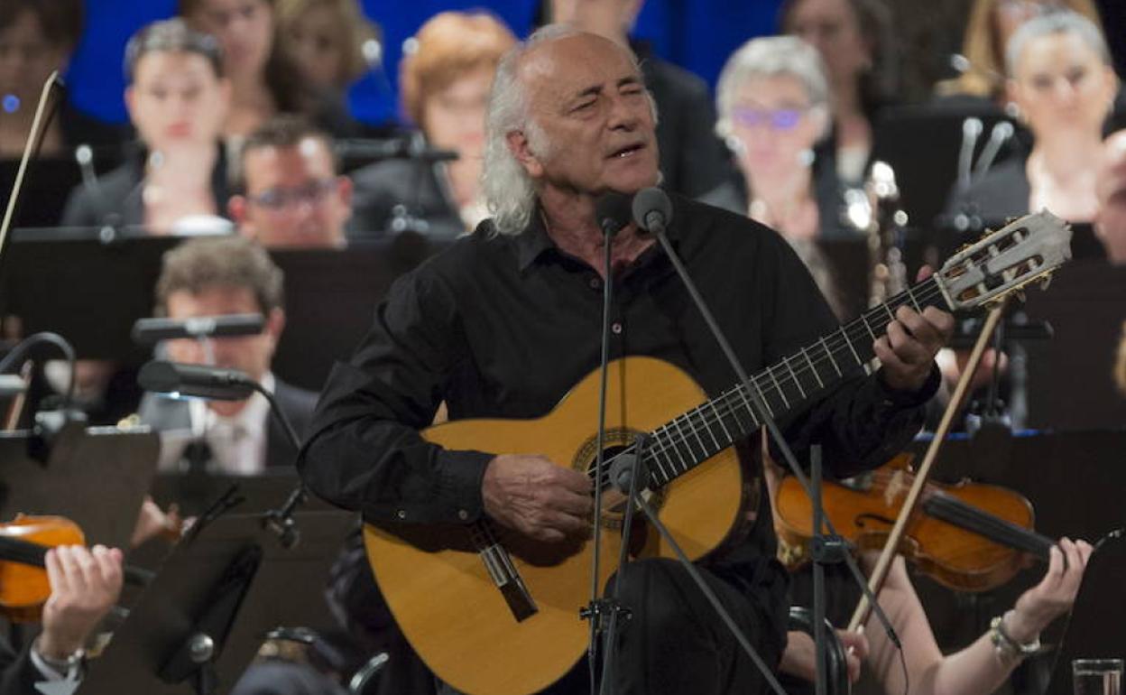 Amancio Prada, en su más reciente concierto en Granada.