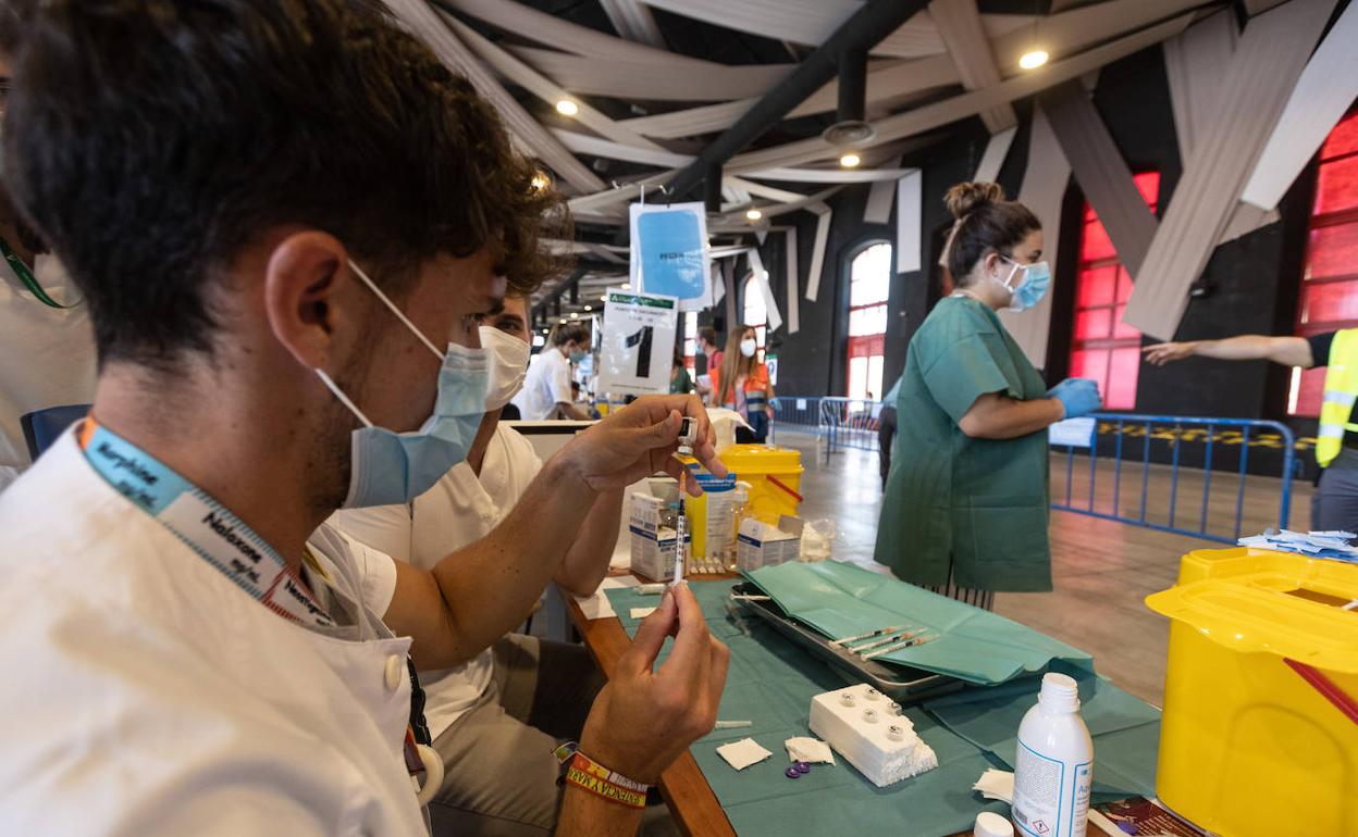 Vacunación a los jóvenes en la Feria de Muestras de Armilla.