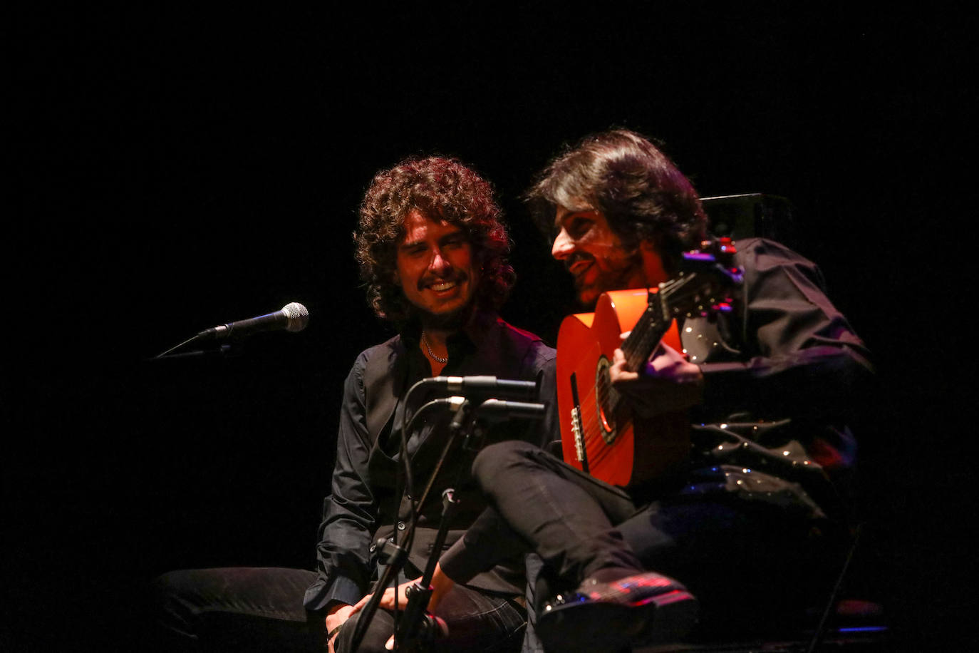 El cantante Kiki Morente y el guitarrista Juan habichuela en un momento de su actuación ayer en el teatro Isabel la Católica. 