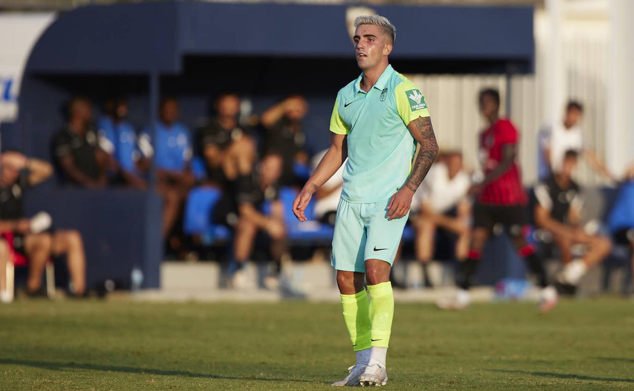 Monchu durante su debut como jugador del Granada en Málaga.