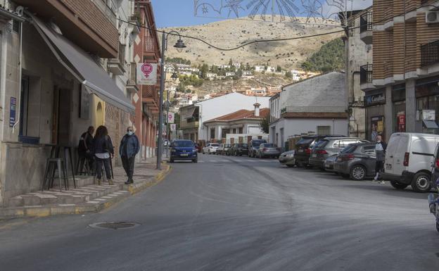 Alfacar roza la 'tasa mil' pero cree que «el toque de queda no cambiaría nada»