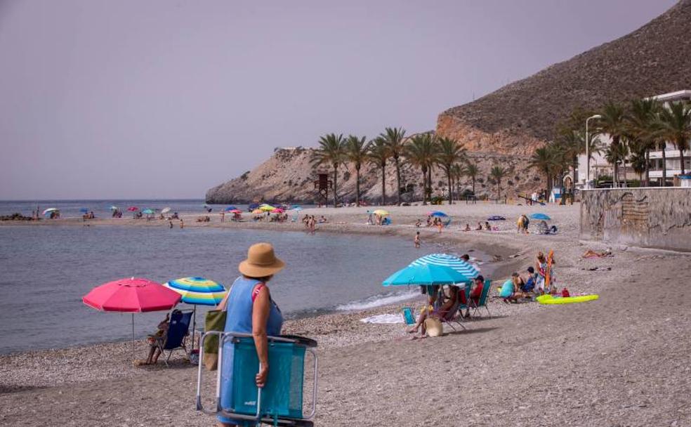 Una imagen de un día tranquilo en la Playa del Sotillo de Castell de Ferro. 