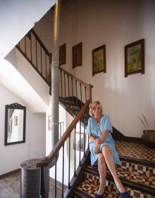 Imagen secundaria 2 - Hora de preparar la comida (1) | Clara, en el exterior del establecimiento. (2) | En la escalera principal (3). 