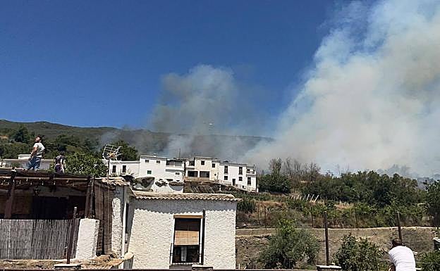 Imagen principal - Incendio en La Taha de Pitres.