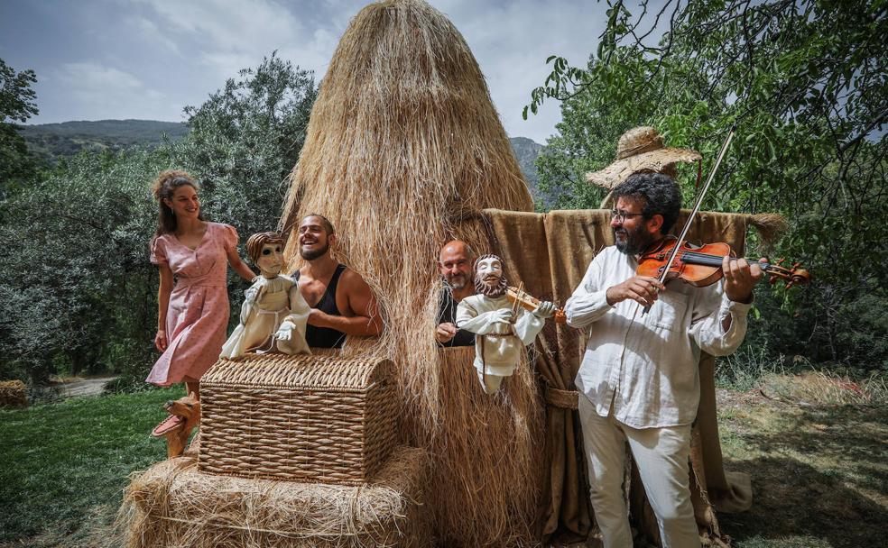 Itziar, Leo, Enrique y Bernat, en el escenario del anfiteatro de Cueva Secreta, en Güejar Sierra.