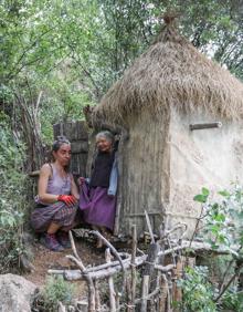 Imagen secundaria 2 - Yanisbel y Enrique, con la lectora. Caminando por el poblado escondido y preparando una de las viviendas. 