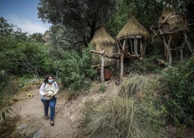 Imagen secundaria 1 - Yanisbel y Enrique, con la lectora. Caminando por el poblado escondido y preparando una de las viviendas. 