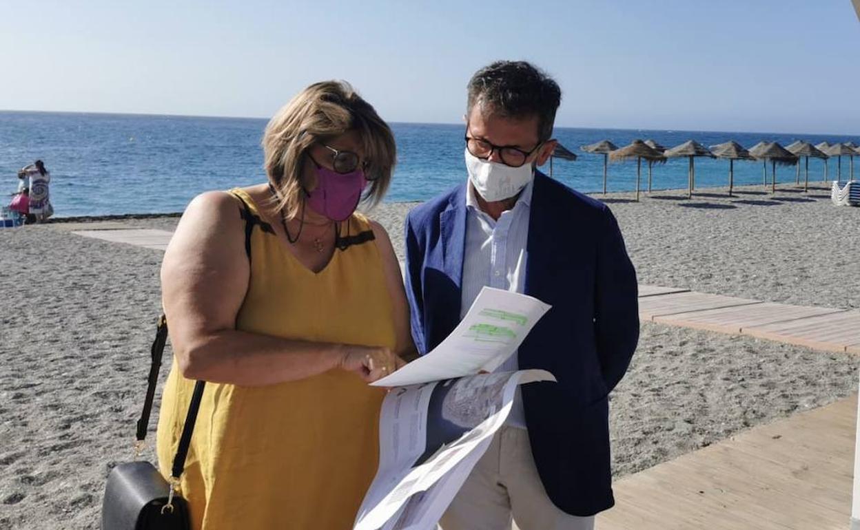 Carchuna-Calahonda instala una plataforma de baño para personas con movilidad reducida