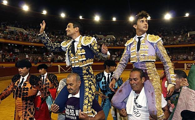 Imagen principal - Manzanares y Roca Rey, a hombros en Almería. Abajo a la izquierda, Óscar Martínez en la presentación de ayer. Abajo a la derecha, El Juli, a hombros en Almería. 