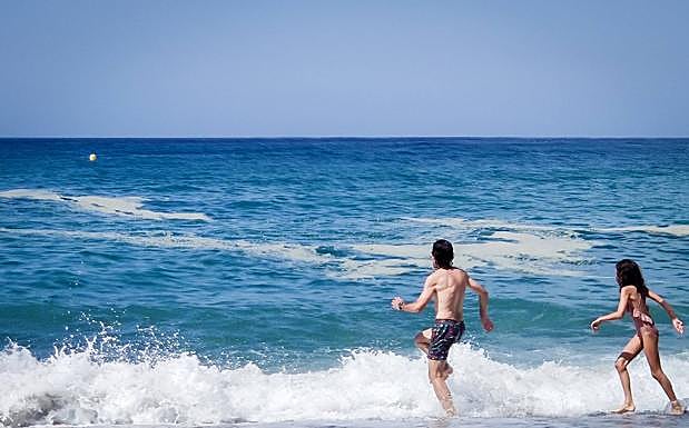 La mancha, en la playa de La Guardia.