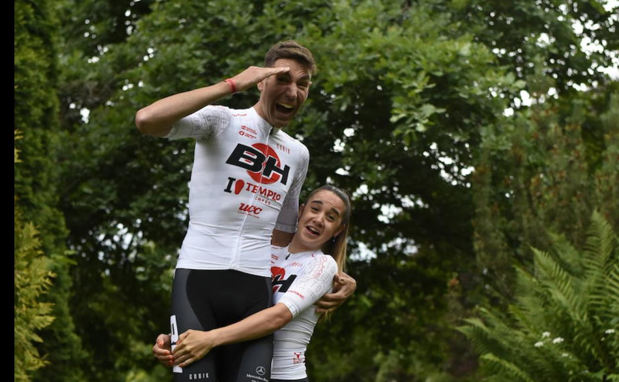 David Valero saluda de forma simpática, aupado por Rocío García, también campeona de España como el bastetano.