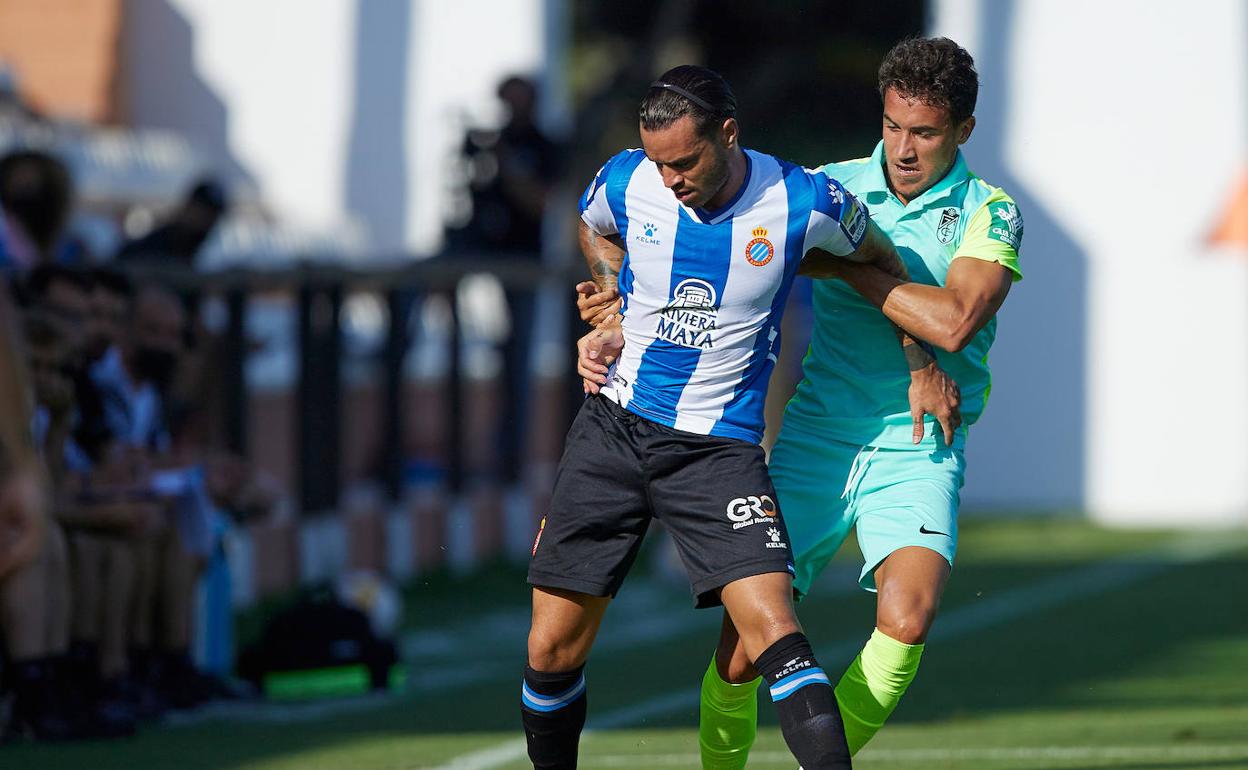 Milla asfixia con la presión a Raúl de Tomás. 