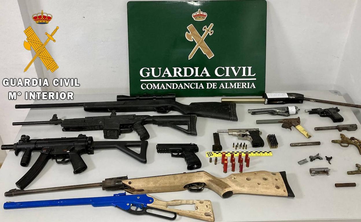 Algunas de las armas encontradas por la Guardia Civil en una de las viviendas.