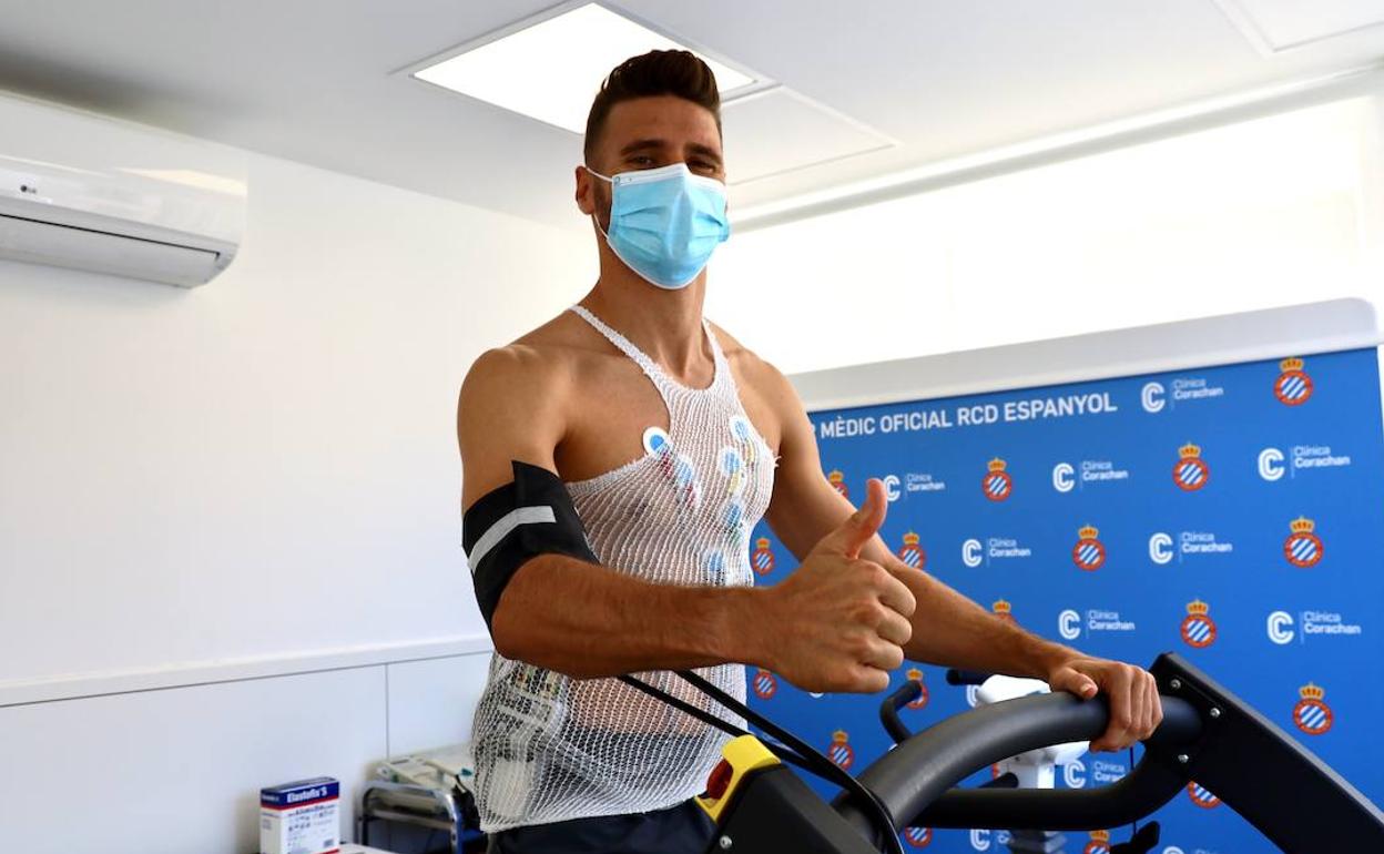 Sergi Gómez pasando las revisiones médicas. 