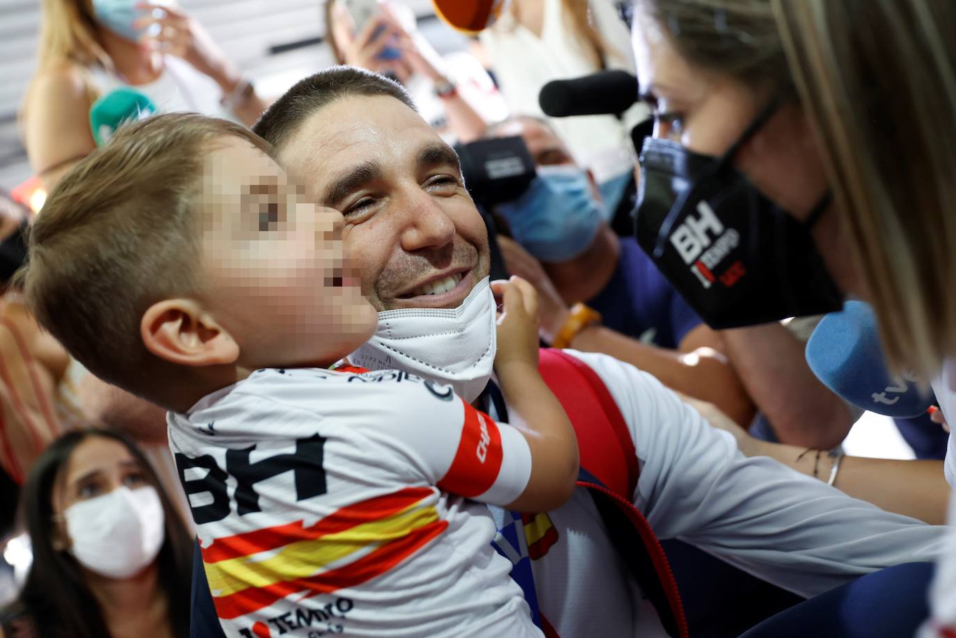 David Valero se abraza a su hijo y su mujer en el recibimiento que tuvo ayer en el aeropuerto de Barajas. 