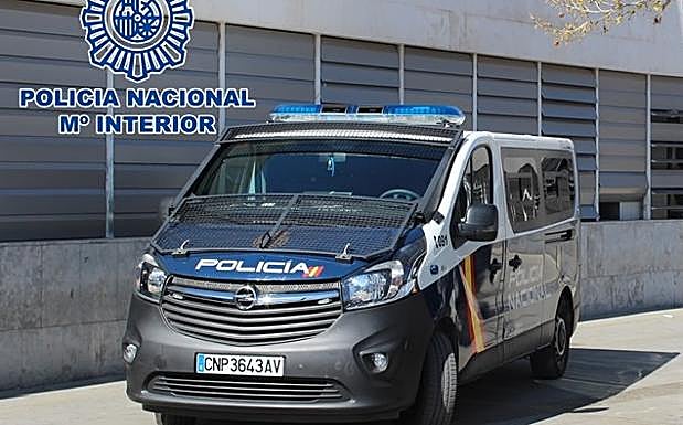 Destroza las puertas de su comunidad de vecinos en Granada y roba 13 extintores