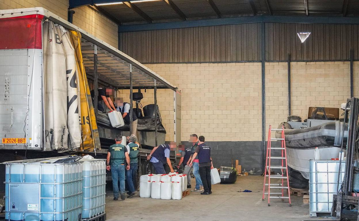 Narcolanchas y gasolina incautada por la Guardia Civil en una nave industrial de Juncaril en 2020.