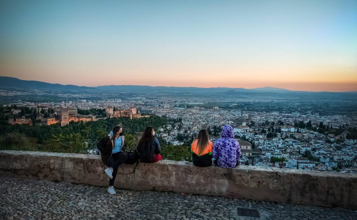 El número de contagios diarios cae, pero las tasas crecen tanto en la provincia como en la capital. 