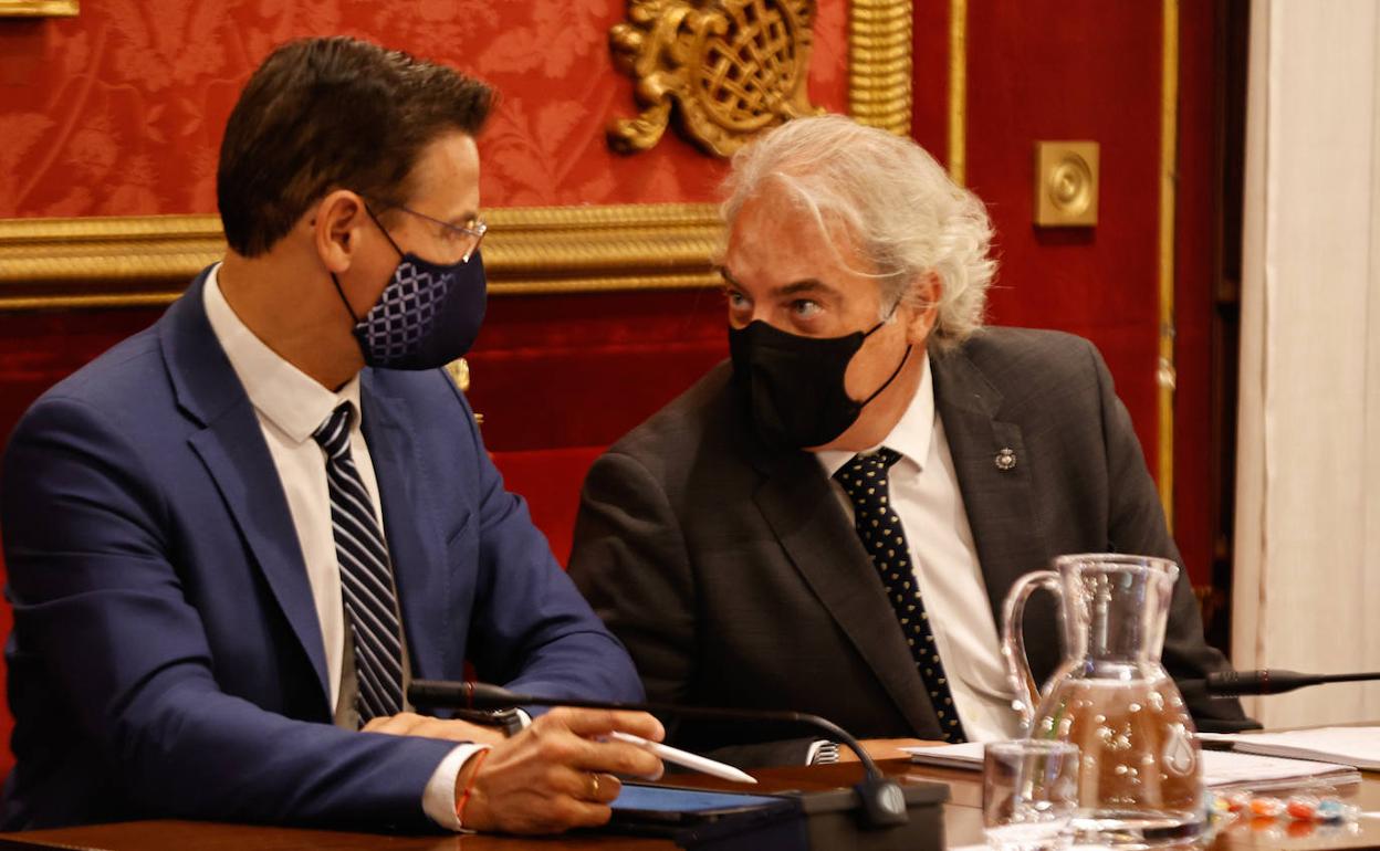 Salvador y Huertas en el pleno de este viernes. 