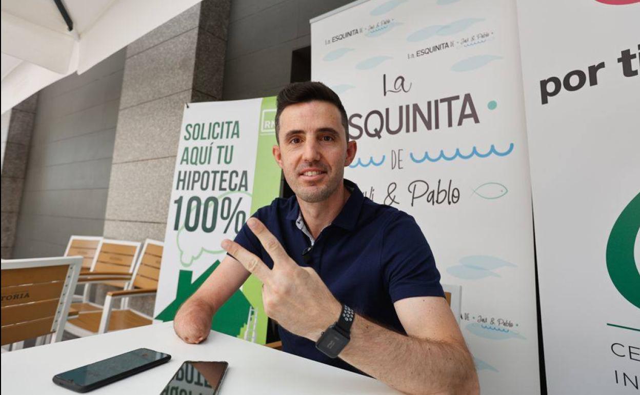 José Manuel Ruiz hace un gesto optimista hacia la cámara en su despedida antes de partir hacia Tokio. 