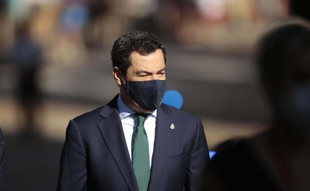 l presidente de la Junta de Andalucía, Juanma Moreno, a su llegada al Convento de San Esteban para celebrar la XXIV Conferencia de Presidentes. 