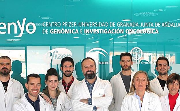 Los investigadores de GENYO que han analizado los mecanismos empleados por las células tumorales para desarrollar el cáncer de pulmón.