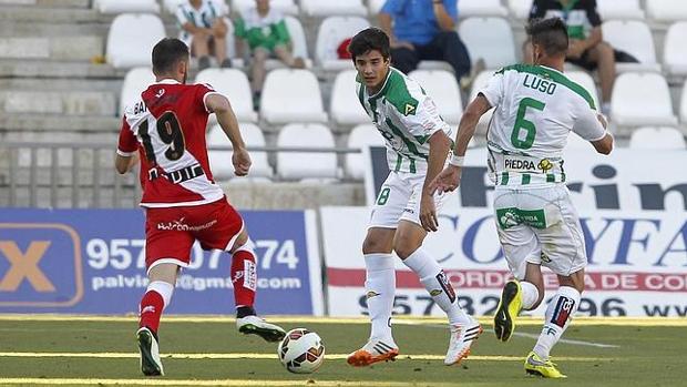 El nuevo fichaje del CD El Ejido, en el centro, jugando en Primera con el Córdoba ante elRayo.