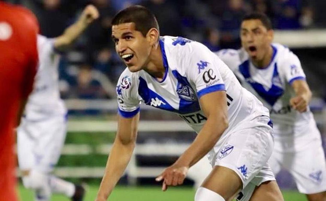 Luis Abram celebra un gol con su anterior equipo, el Vélez Sarsfield argentino, en el que militó desde 2018.