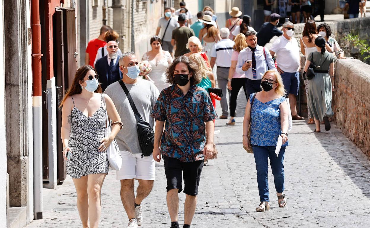 Gente en el centro de Granada este sábado.