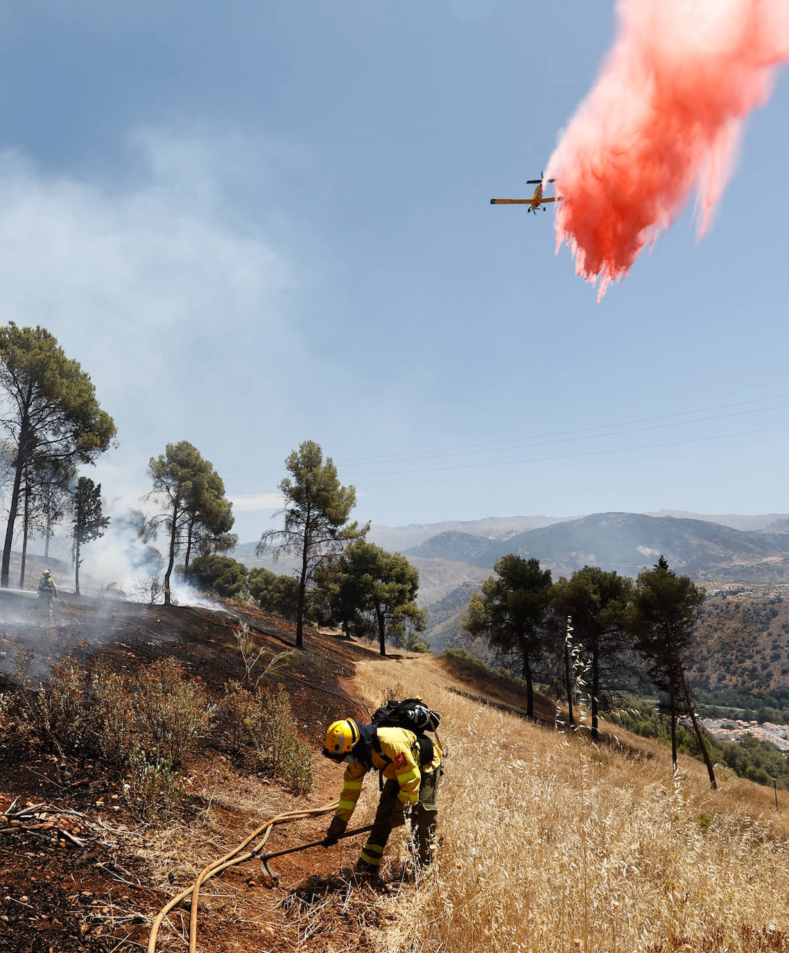 Las imágenes del incendio declarado este sábado en el popular enclave de la ciudad granadina