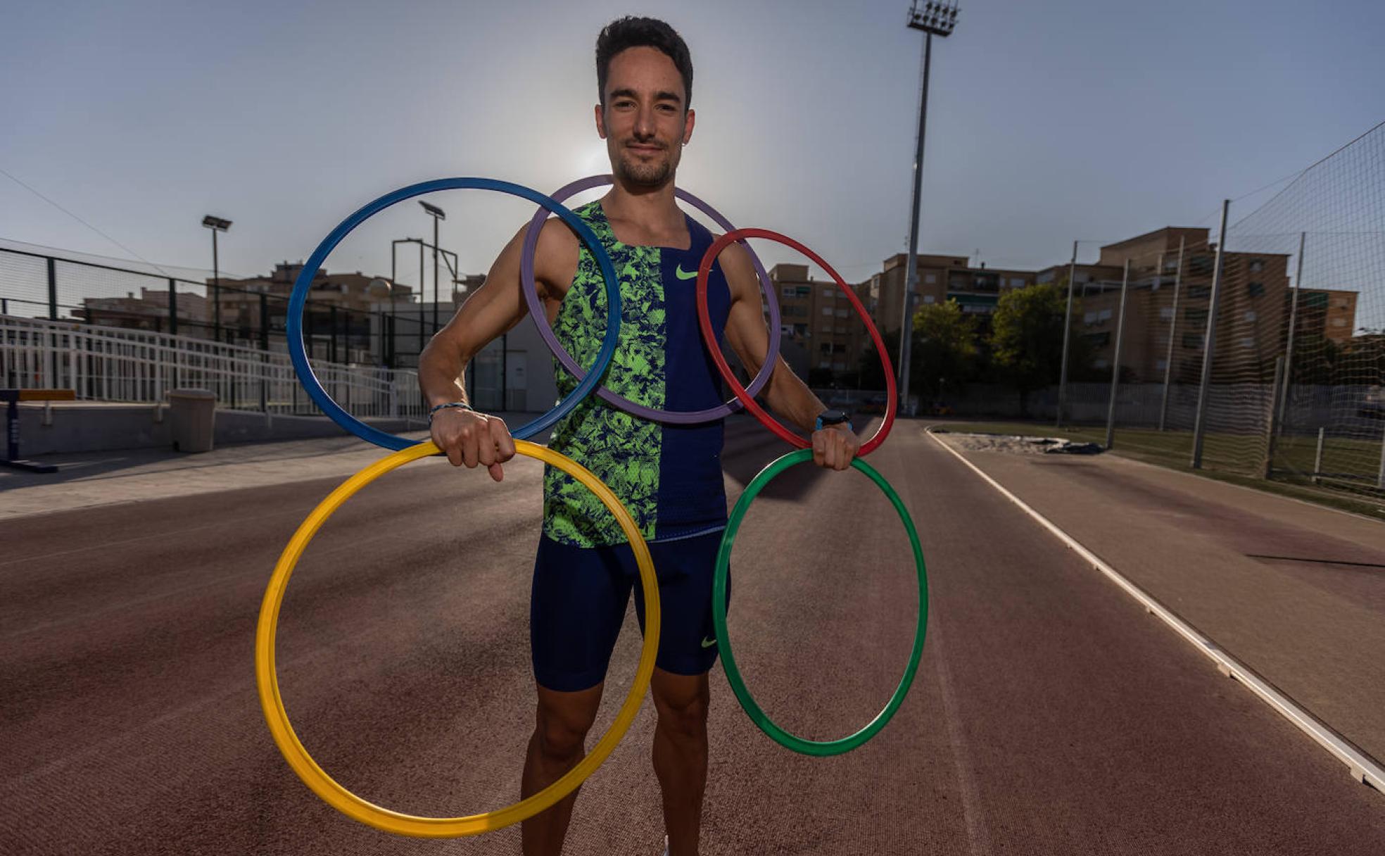 Ignacio Fontes esboza el logo olímpico con unos aros en el Estadio de la Juventud de Granada antes de partir a Tokio. 