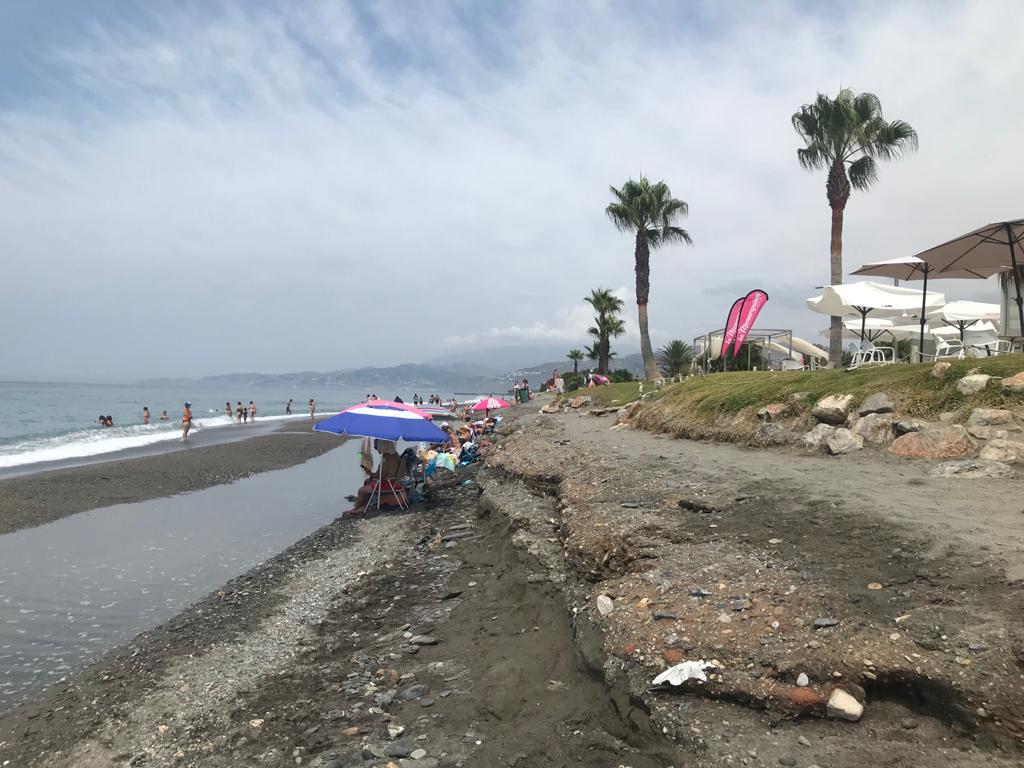 Vuelve el escalón a la popular playa motrileña